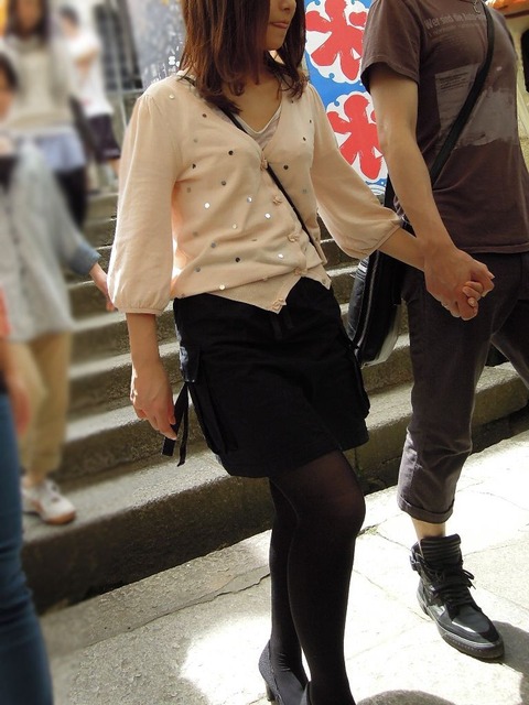 【フェチ対決】 見た目的についつい目がいきがちなのは 天然もの巨乳 vs ショルダーバッグで圧迫されたおっぱい どっち?