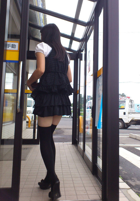 ひらひらのミニスカートから艶めかしい太ももをさらけ出す女子がエロ過ぎ