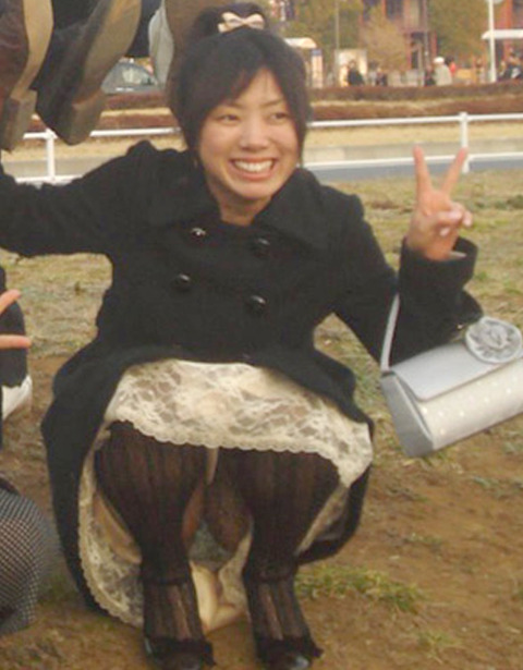 集合写真見てたら前列の女の子がパンチラしてそうだったから拡大してみた結果・・・