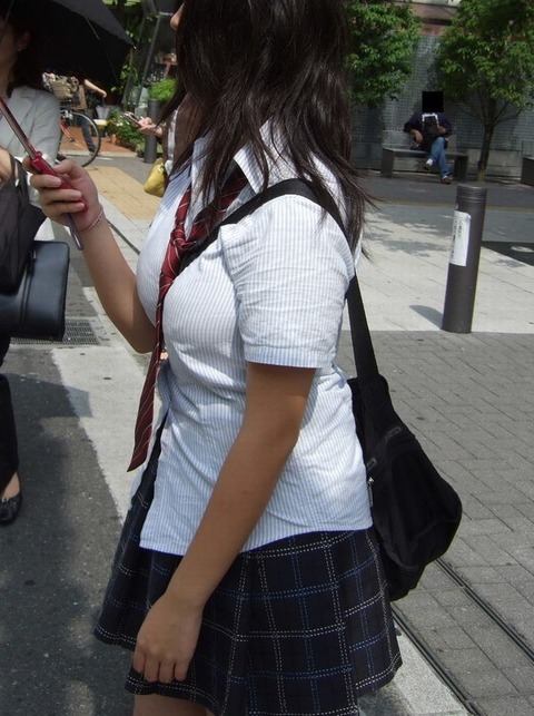 【フェチ対決】 見た目的についつい目がいきがちなのは 天然もの巨乳 vs ショルダーバッグで圧迫されたおっぱい どっち?