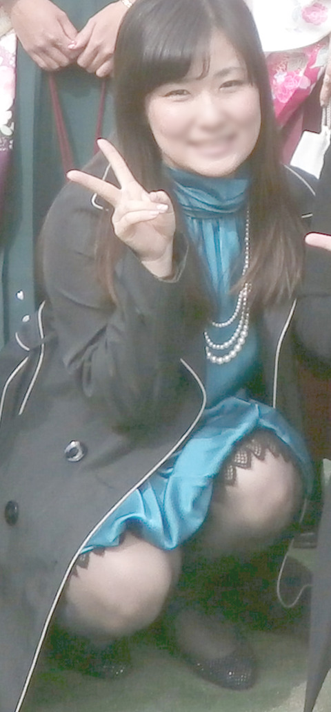 集合写真で座ってる女子を拡大・画像処理した結果