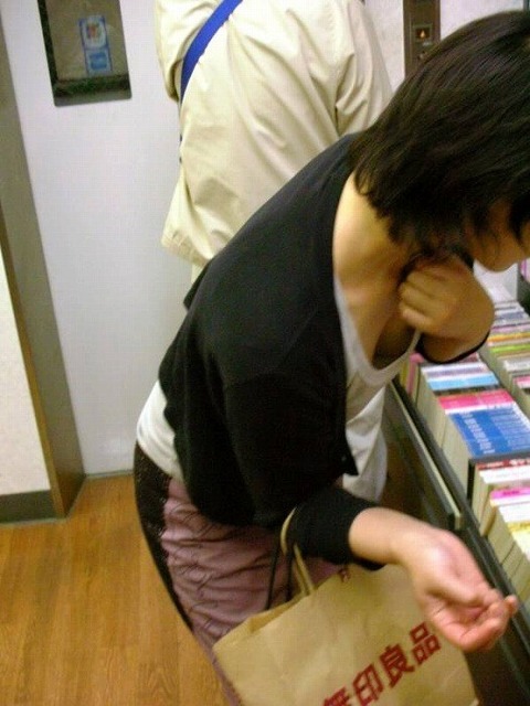 日常に潜むおっぱいチラリを無謀にも盗撮した結果wwwww