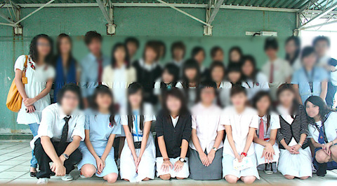 記念に撮った写真でパンチラしちゃった女性たちのお股画像