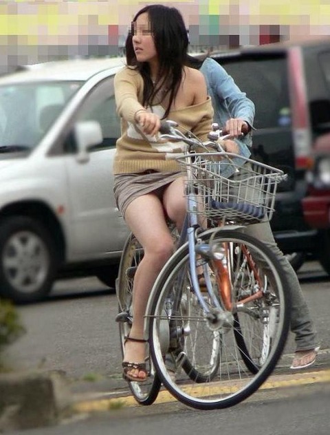 ミニスカとかタイトスカートで自転車乗ってる子を撮影した結果