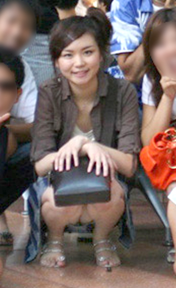 集合写真見てたら前列の女の子がパンチラしてそうだったから拡大してみた結果・・・