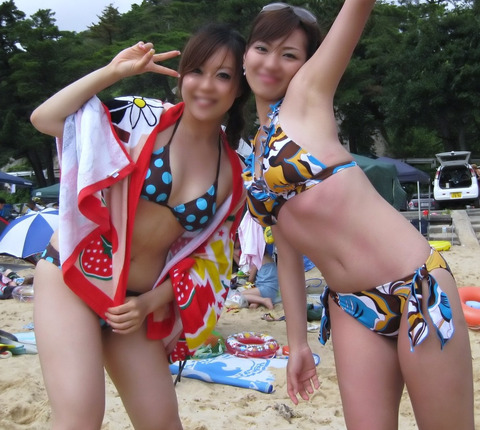 水着の季節が終わるから、最後の思い出としておっぱいもお股も存分に見とけwwwww