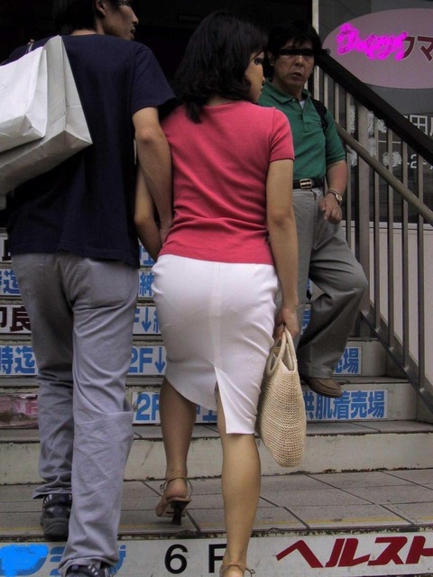 【街撮り】 色の薄い服を着ちゃって、パンツの線がくっきり出ちゃった女性たちの尻を撮ったったwww