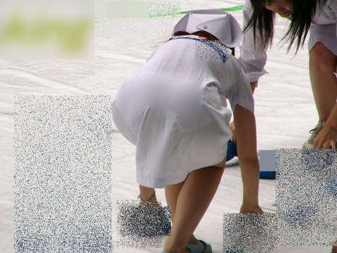 白スカート履くから下着が透けちゃった女性の街撮り画像