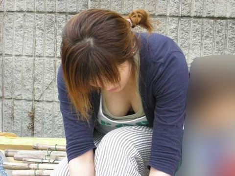 【胸ちらフェチ対決】 ギリギリ勝負! 正直興奮するおっぱいのボーダーラインは ギリギリ見えてない vs 乳首見えてる どっち?