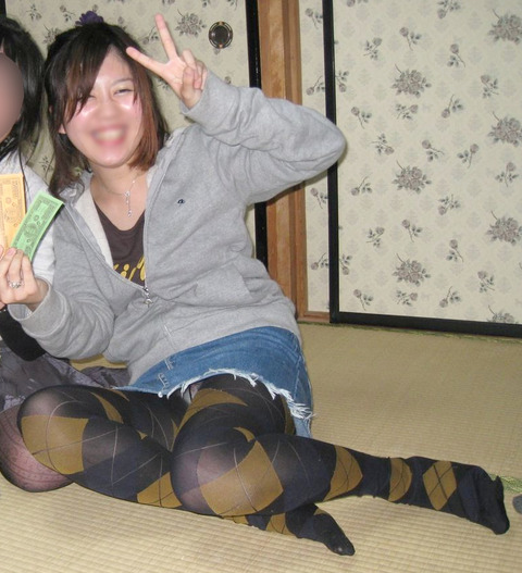 集合写真見てたら前列の女の子がパンチラしてそうだったから拡大してみた結果・・・ 【Part.2】