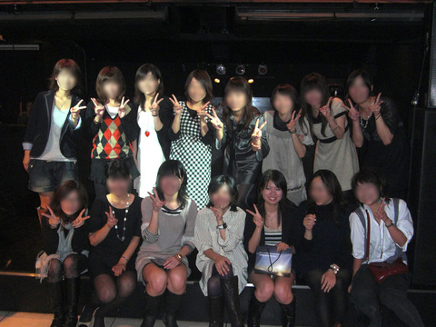 集合写真見てたら前列の女の子がパンチラしてそうだったから拡大してみた結果・・・