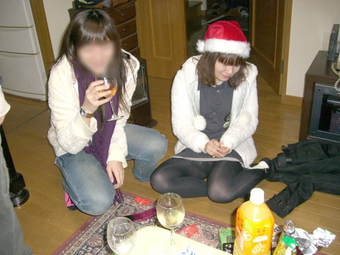 座って気を抜いた瞬間にパンチラを盗撮されちゃった女性たち