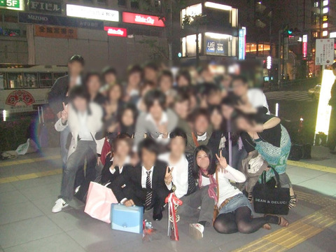 記念に撮った写真でパンチラしちゃった女性たちのお股画像