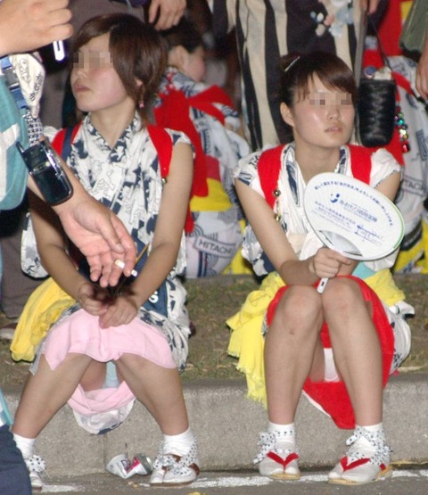 座って気を抜いた瞬間にパンチラを盗撮されちゃった女性たち
