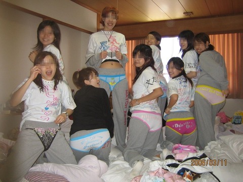 一般人エロ過ぎ! 仲間同士でふざけて撮った写真がエロいと話題