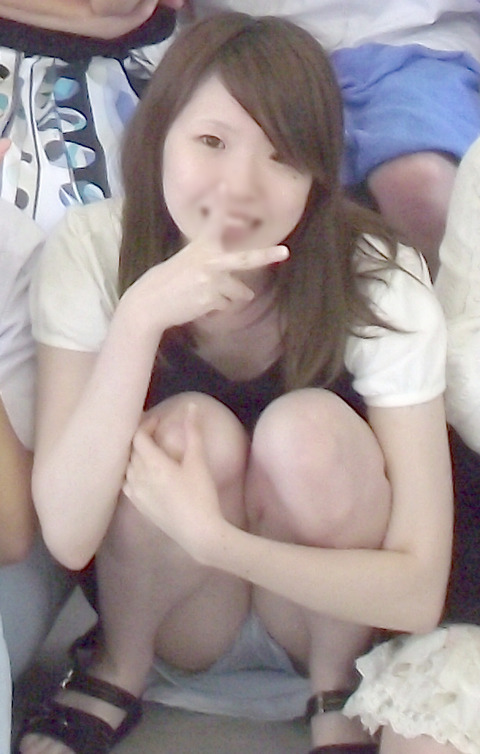 集合写真で座ってる女子を拡大・画像処理した結果
