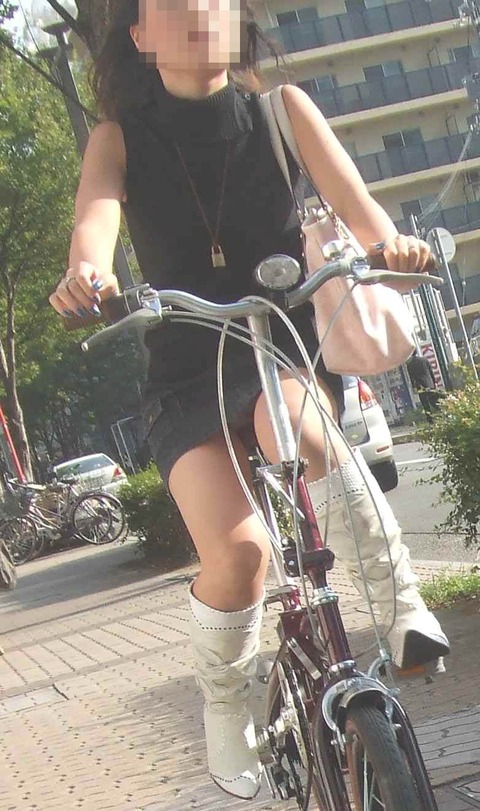 タイトスカートで自転車に乗ってるセクシーな女性画像