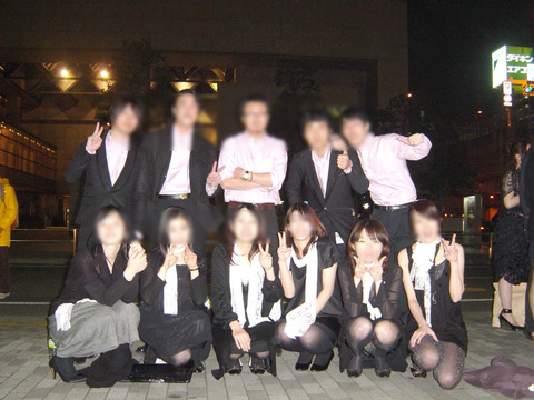 記念に撮った写真でパンチラしちゃった女性たちのお股画像