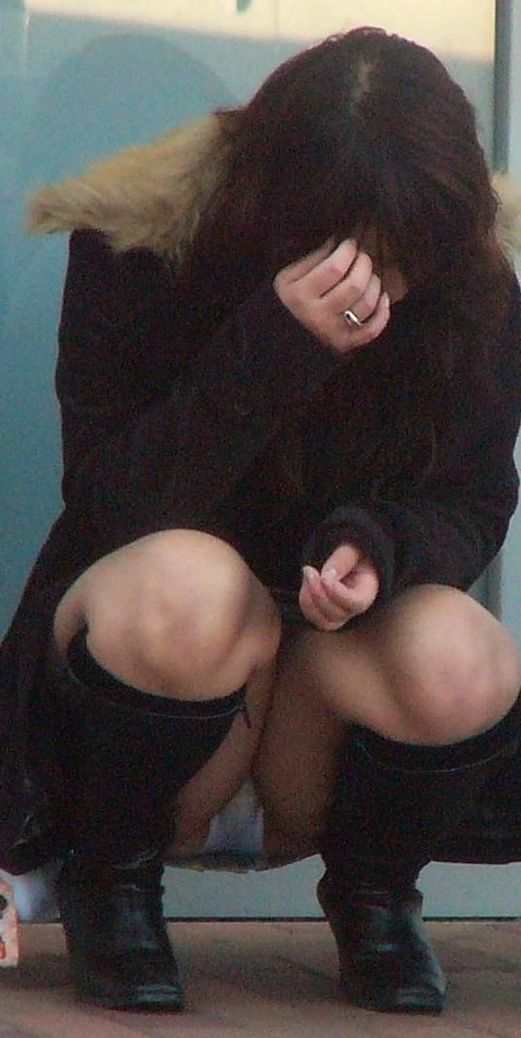 お股の匂いがこっちにも伝わってきそうなしゃがみパンチラをどうぞ!