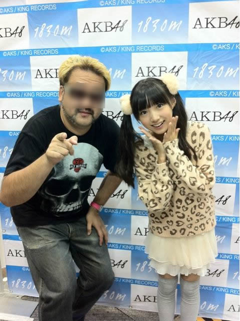 【AKB48】「やりすぎ」「風俗じゃないか」 元AKBえれぴょん(19)の抱きつきチェキ撮影会にファンからの非難の声も