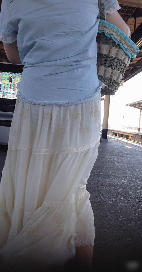 白スカート履くから下着が透けちゃった女性の街撮り画像