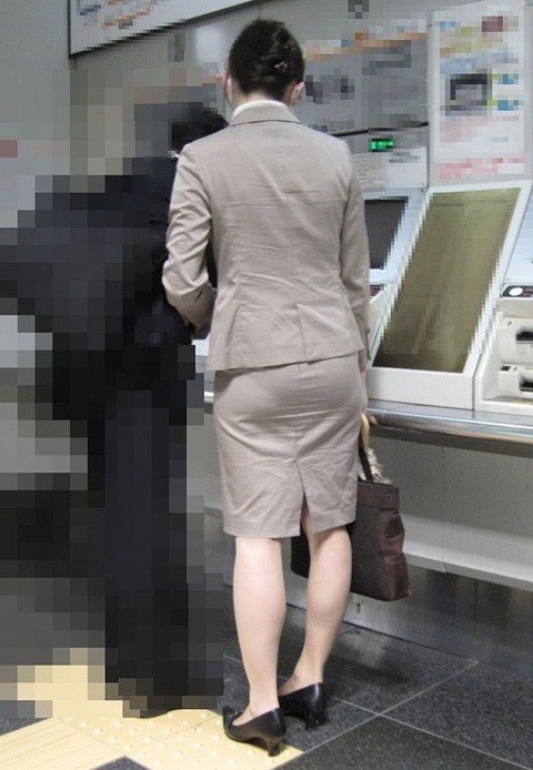 服が張り付いてパン線がでちゃった女性画像