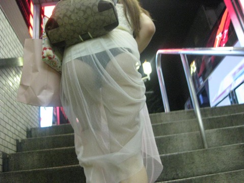 白スカート履くから下着が透けちゃった女性の街撮り画像