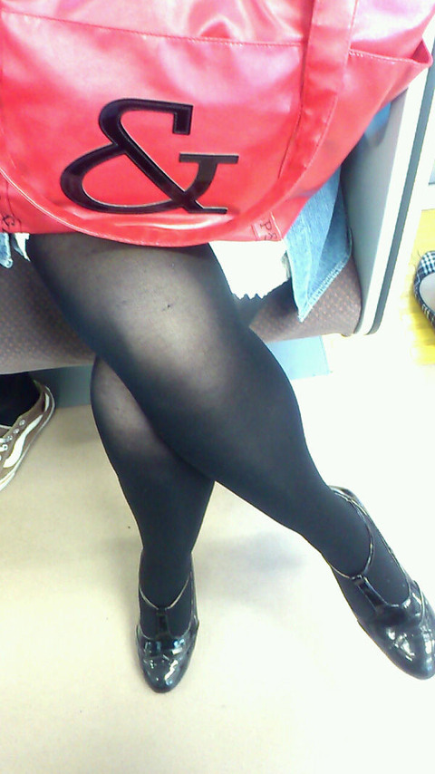 黒タイツからほのかに透けた肌がフェチ心をくすぐる女の子たち