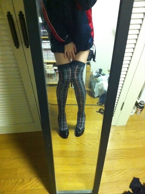 脚フェチ必見! ある一般女子が色んなパンスト・ニーソを履いて鏡越しに撮った写メが「フェチ心を分かっている」と話題に
