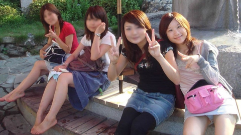 集合写真見てたら前列の女の子がパンチラしてそうだったから拡大してみた結果・・・