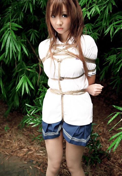 縄で縛られ手や足の自由を奪われた女性の表情は何とも言えないね