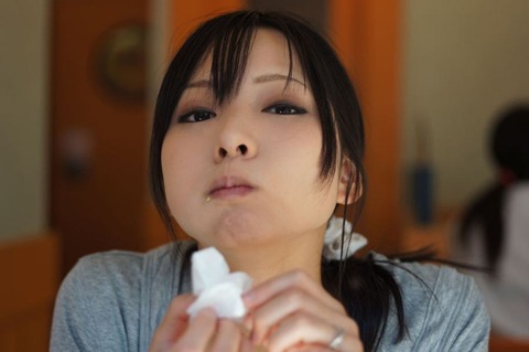 これは完全にフェラチオを意識してる! 食べたり、飲んだりする時の女性は色気満載