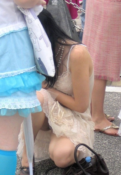 お股の匂いがこっちにも伝わってきそうなしゃがみパンチラをどうぞ!