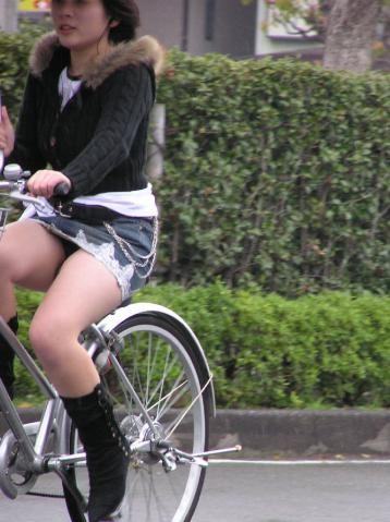 ミニスカとかタイトスカートで自転車乗ってる子を撮影した結果