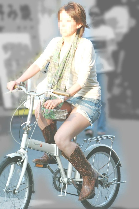 タイトスカートで自転車に乗ってるセクシーな女性画像