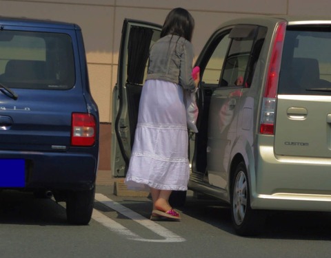 透けすぎワロタwww 下着が透けすぎて注目の的になってる女性画像