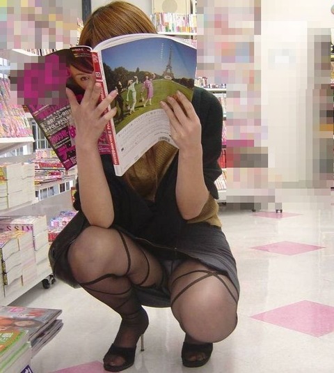 お股の匂いがこっちにも伝わってきそうなしゃがみパンチラをどうぞ!