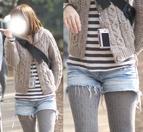 ショートパンツから放り出された脚が色っぽい