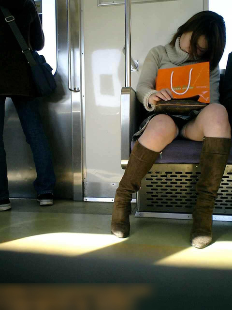 電車内で撮影されたエロ画像貼ってけ