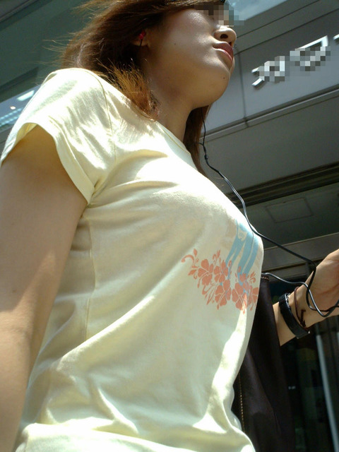 【フェチ対決】 見た目的についつい目がいきがちなのは 天然もの巨乳 vs ショルダーバッグで圧迫されたおっぱい どっち?