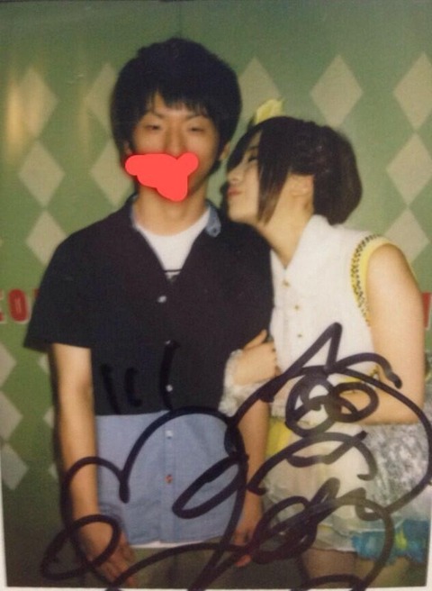 【AKB48】「やりすぎ」「風俗じゃないか」 元AKBえれぴょん(19)の抱きつきチェキ撮影会にファンからの非難の声も