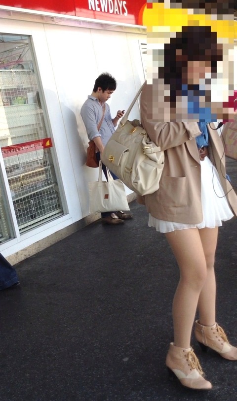 もう少しでパンツがが見えそうな若い子の太ももがクソエロい件
