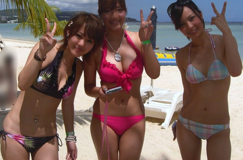 水着の季節が終わるから、最後の思い出としておっぱいもお股も存分に見とけwwwww
