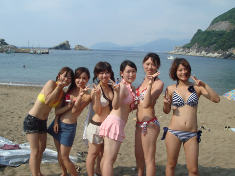 これ下着じゃないの!? 最近の水着は下着みたいなデザインがあるんだね