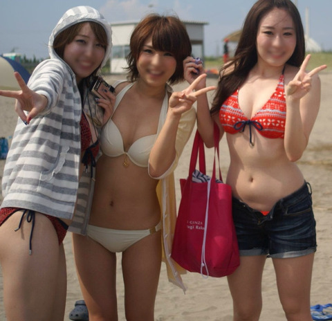 水着の季節が終わるから、最後の思い出としておっぱいもお股も存分に見とけwwwww