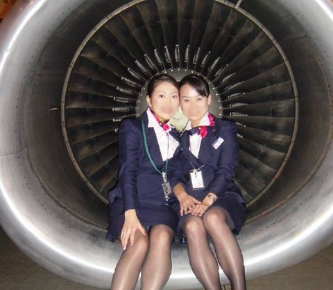 座って気を抜いた瞬間にパンチラを盗撮されちゃった女性たち