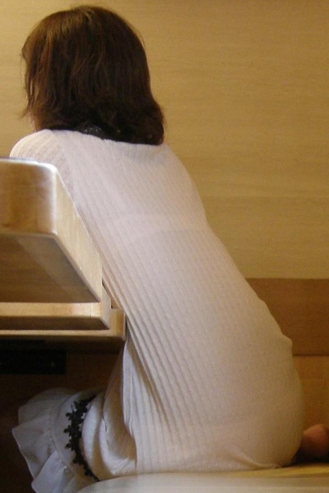 透けすぎワロタwww 下着が透けすぎて注目の的になってる女性画像