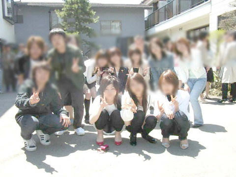 記念に撮った写真でパンチラしちゃった女性たちのお股画像