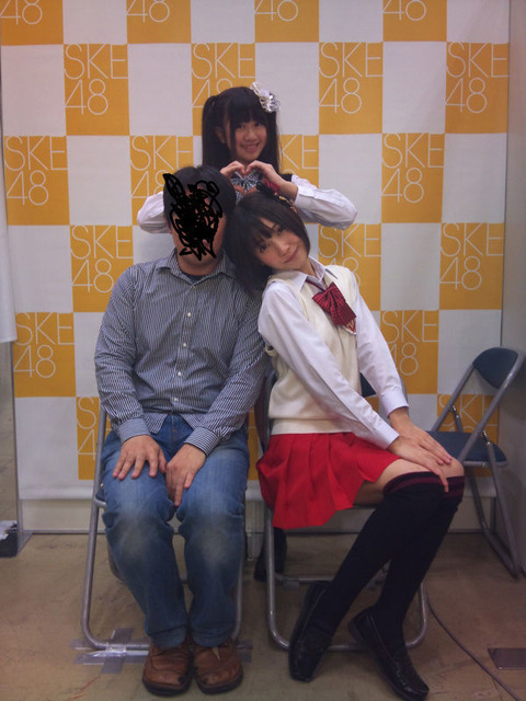 【AKB48】「やりすぎ」「風俗じゃないか」 元AKBえれぴょん(19)の抱きつきチェキ撮影会にファンからの非難の声も