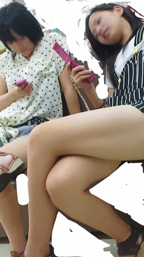 もう少しでパンツがが見えそうな若い子の太ももがクソエロい件